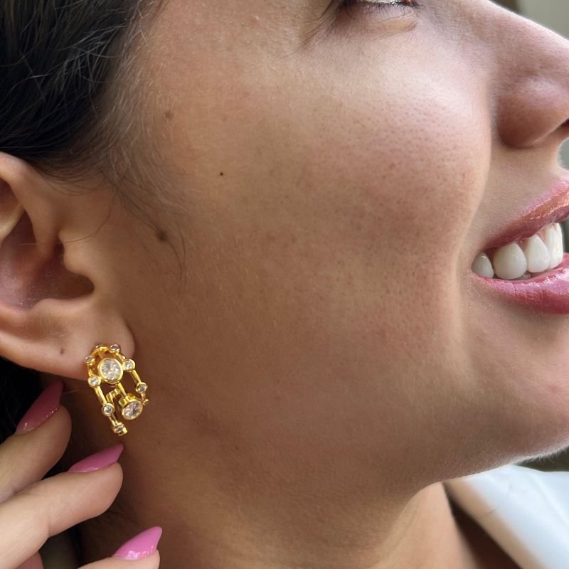 Argola com Pontos de Luz Banho Ouro 18k