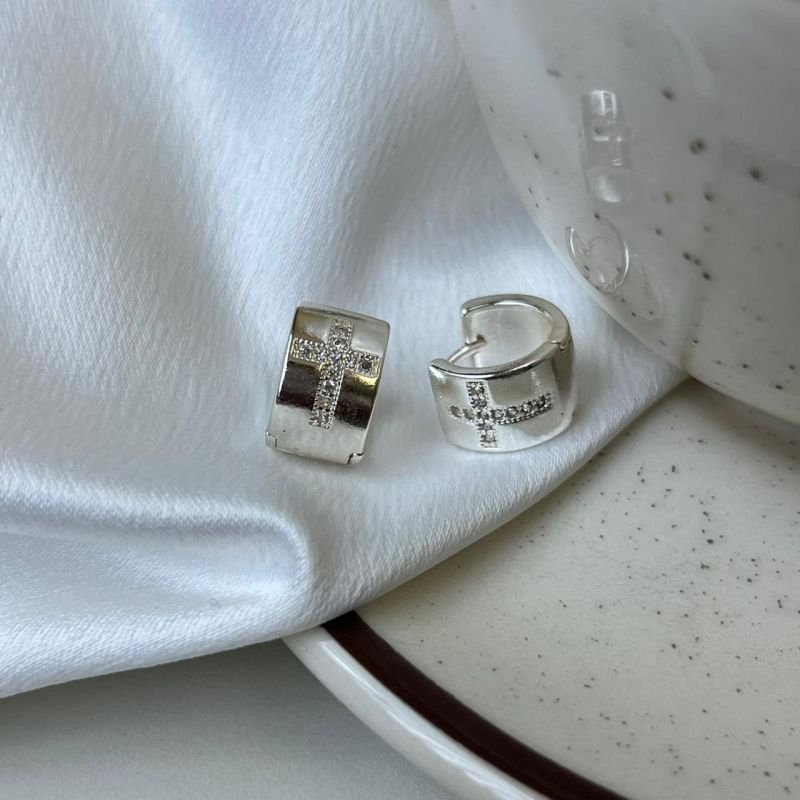 Brinco Argola Detalhe em Cruz Banho Prata 925