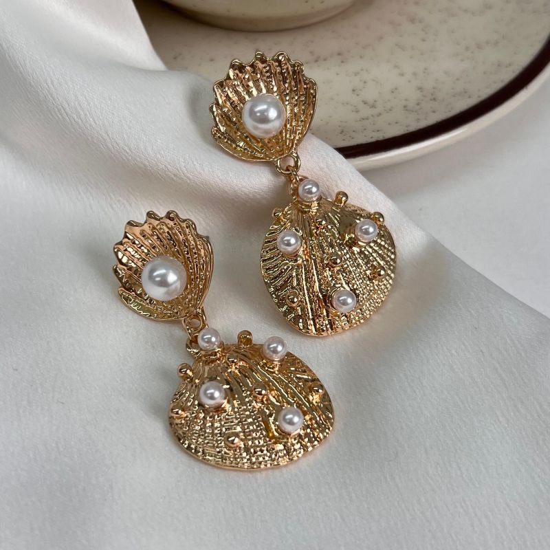 Brinco Concha C/ Pérola Biju Fina Dourado