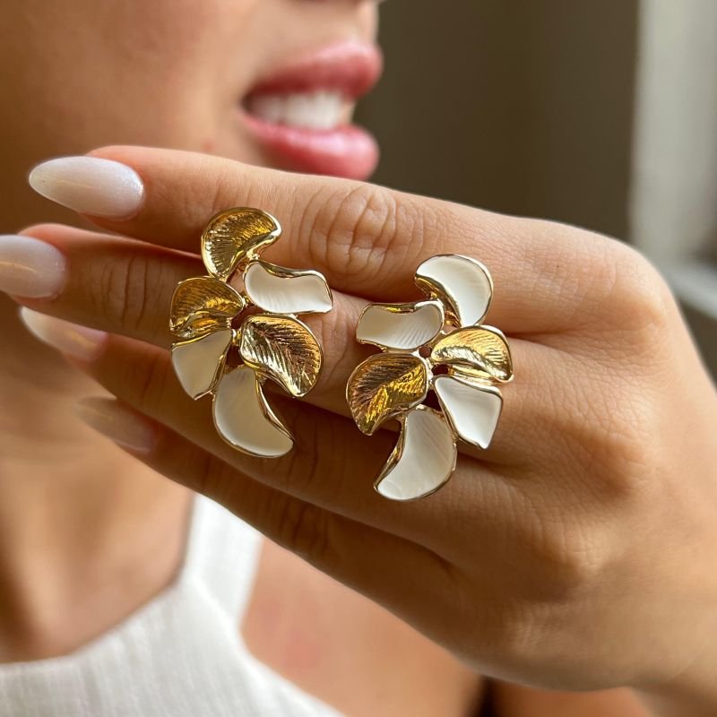 Brinco Flor Resinado Biju Fina Dourado