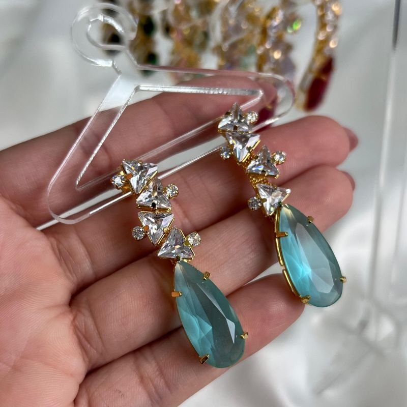 Brinco Gota Com Triângulos Pedraria Banho Ouro 18k