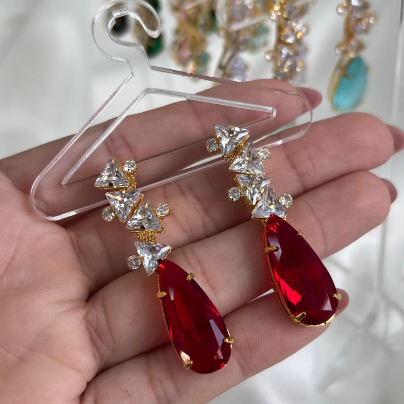 Brinco Gota Com Triângulos Pedraria Banho Ouro 18k