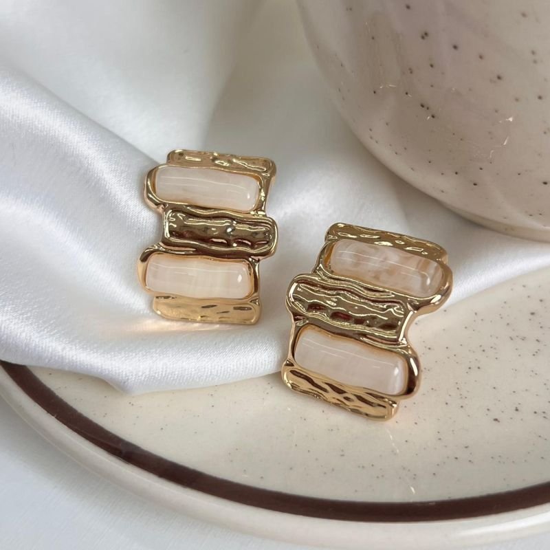 Brinco Resinado Biju Fina Dourado