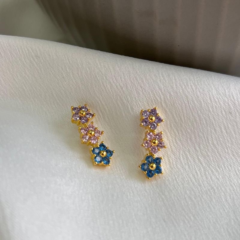 Brinco Três Flores Multicor Zircônia Banho Ouro 18k/Prata 925