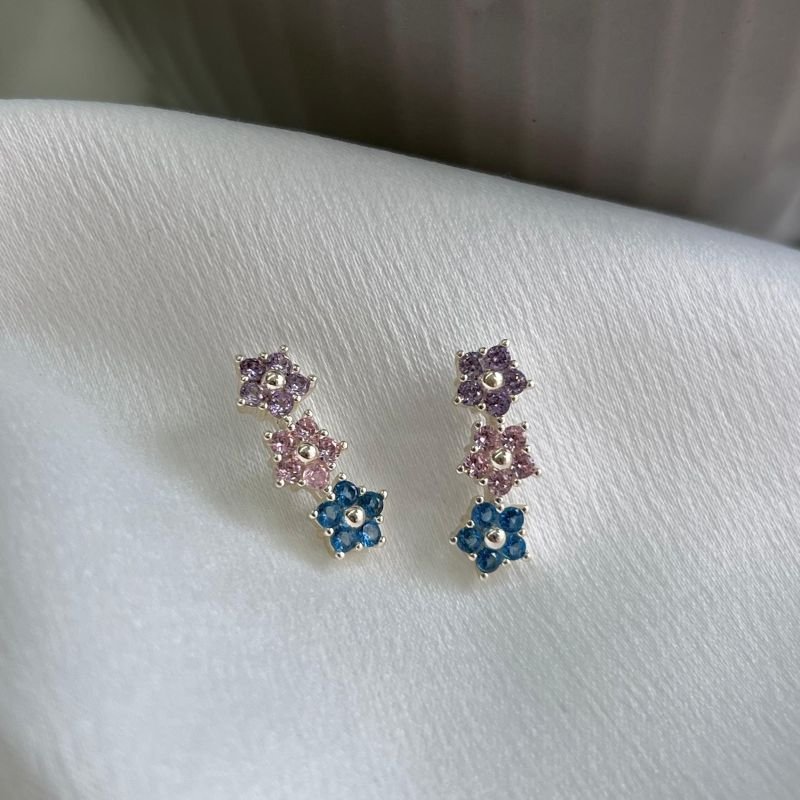 Brinco Três Flores Multicor Zircônia Banho Ouro 18k/Prata 925