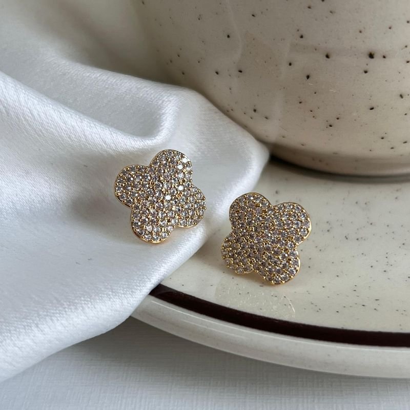 Brinco Trevo Cravejado Biju Fina Dourado/Ródio