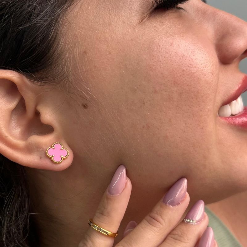 Brinco Trevo Rosa Resinado Banho Ouro 18k/Prata 925