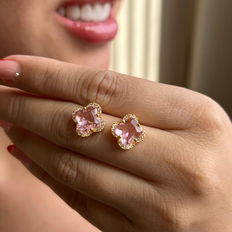 Brinco Trevo Rosa Biju Fina Dourado