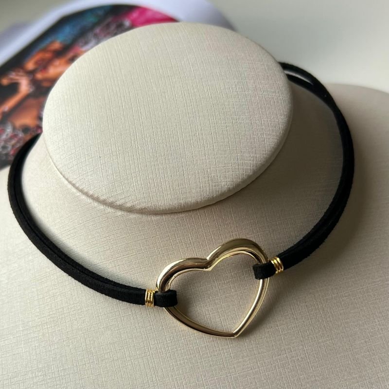 Choker Artesanal Couro c/ Coração Vazado