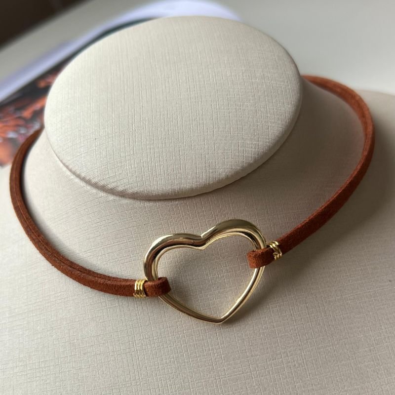 Choker Artesanal Couro c/ Coração Vazado