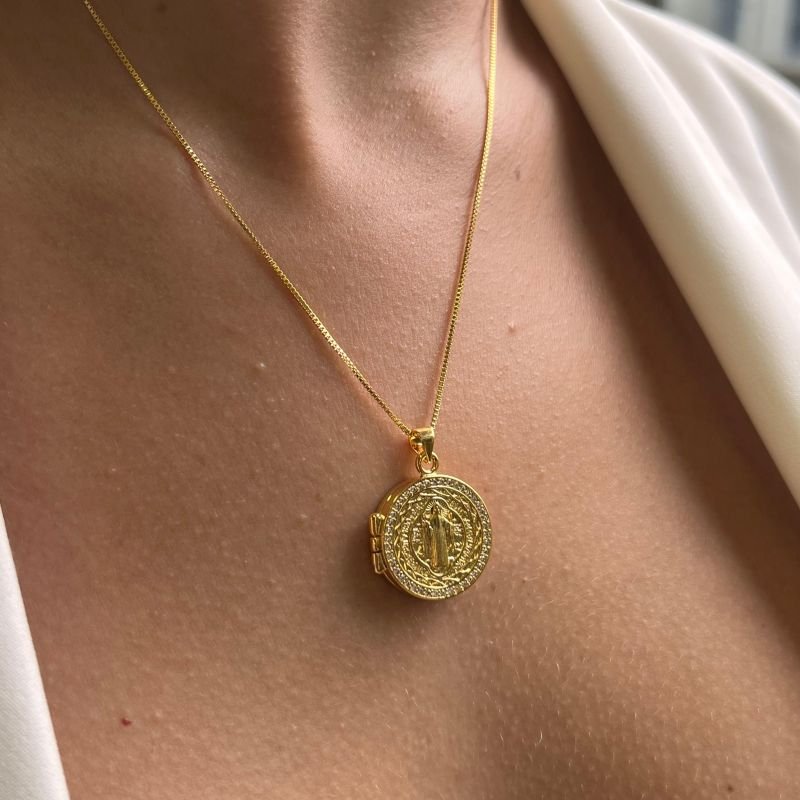 Colar Relicário São Bento Frente e Verso Banho Ouro 18k