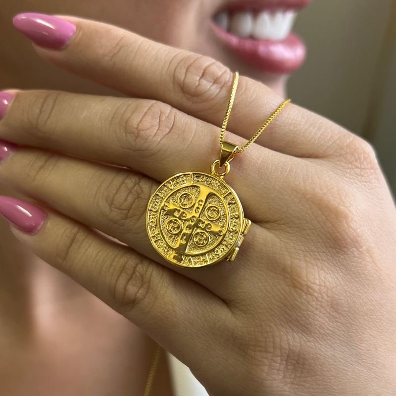 Colar Relicário São Bento Frente e Verso Banho Ouro 18k