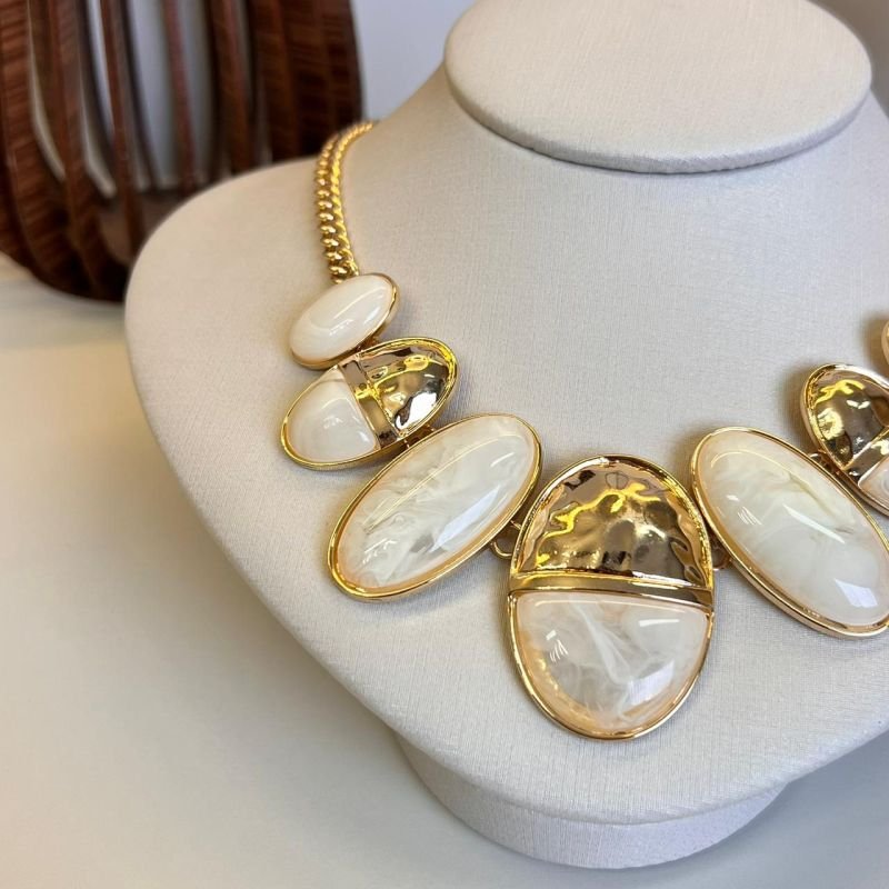 Colar Resinado Biju Fina Dourado