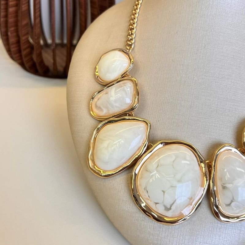 Colar Resinado Biju Fina Dourado