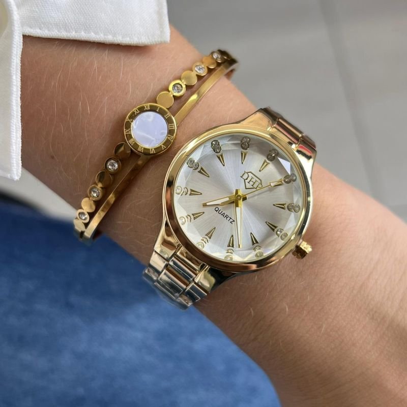 Relógio Feminino Dourado Fundo Branco