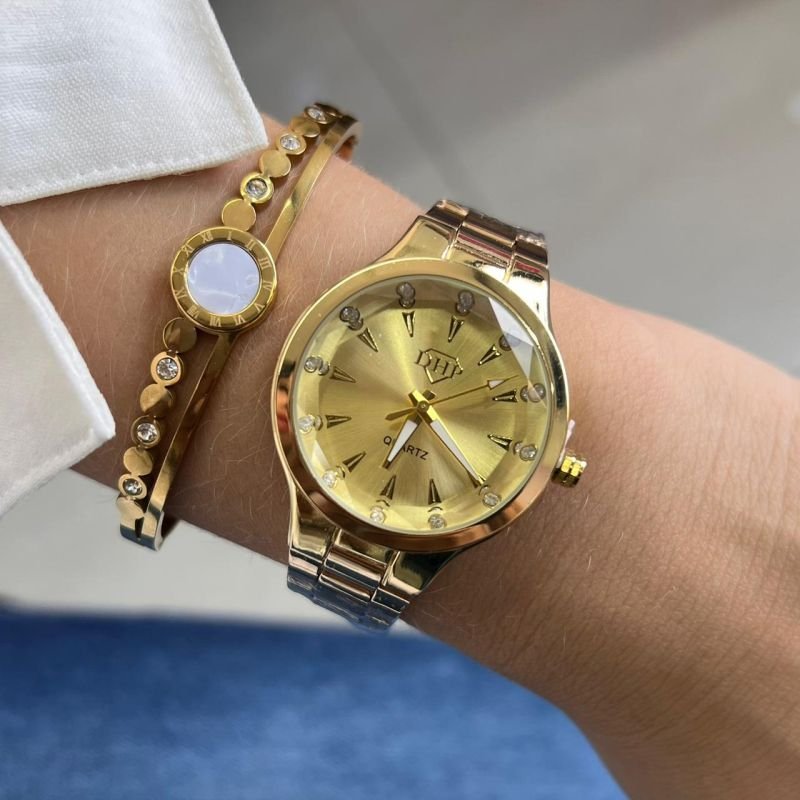 Relógio Dourado Fundo Dourado
